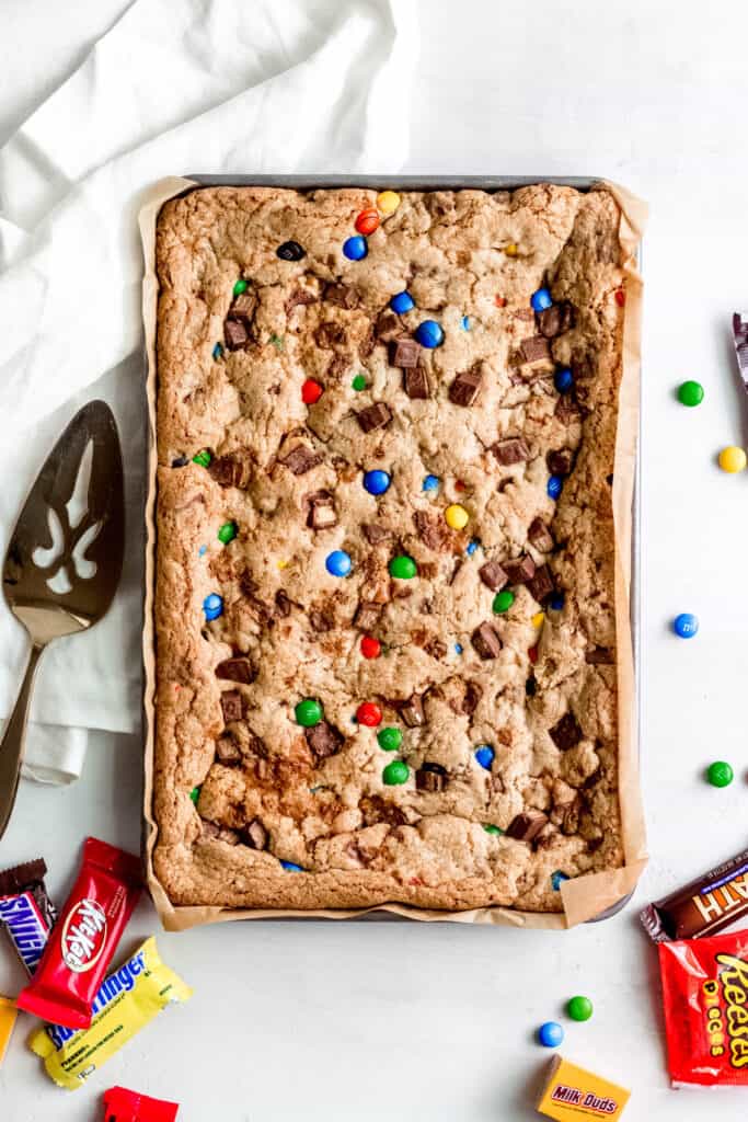 Overview of leftover halloween candy blondies