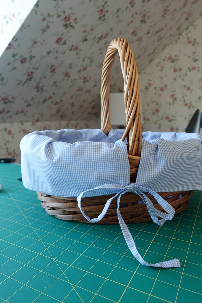 plain-edge basket liner.